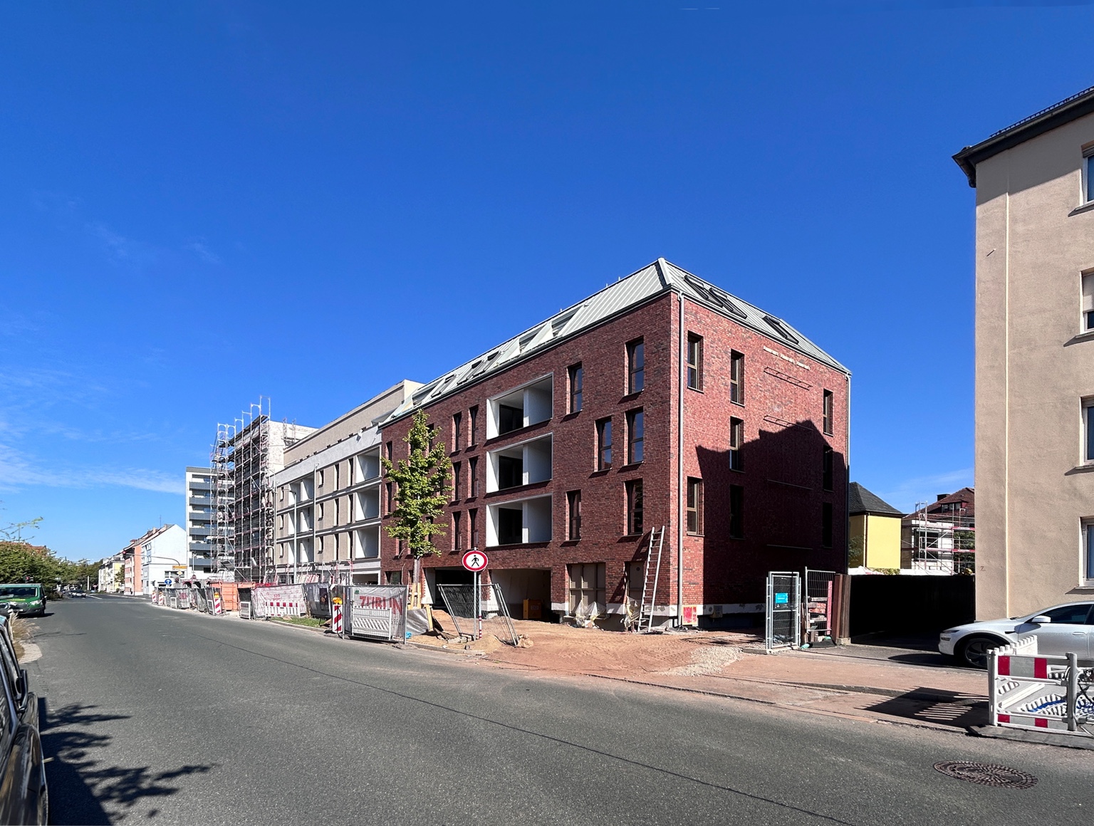 Aktueller Baustand mit gegliederten Straßenfassaden des Sander-Eck