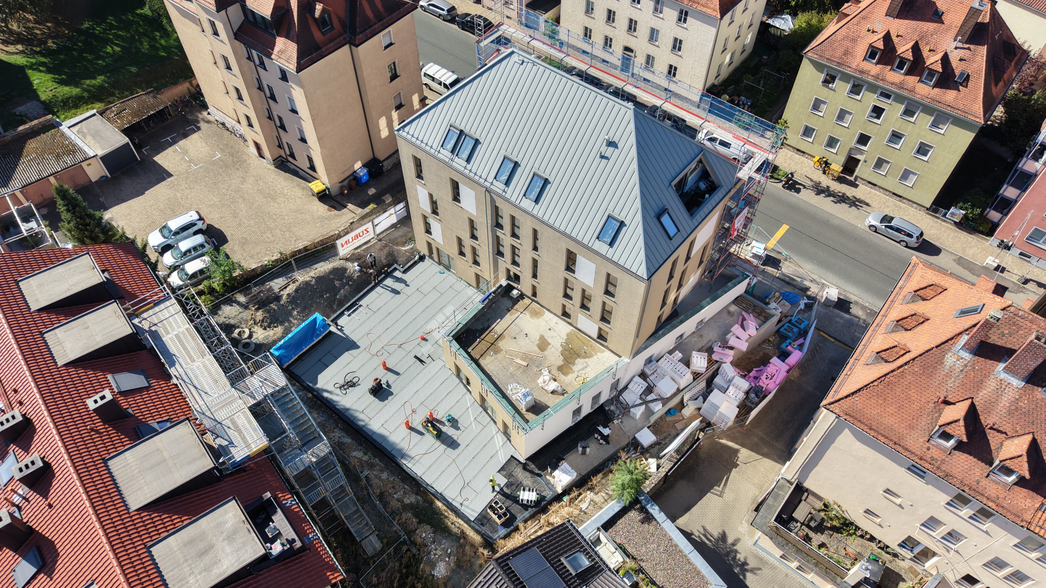 Baustelle mit Bestandsbebauung im Umfeld